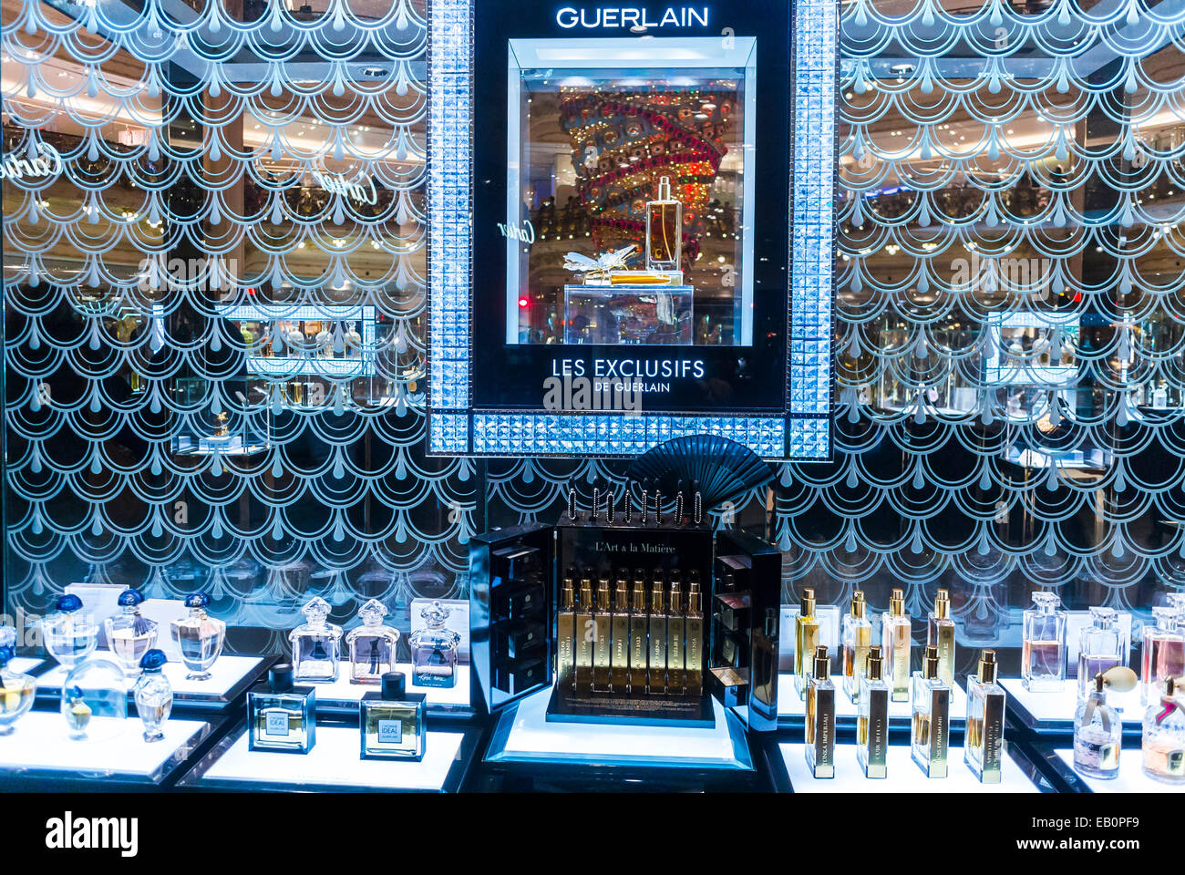 Parigi, Francia, Shopping all'interno del dipartimento francese Store, Galeries Lafayettes, Lusso profumi francesi, bottiglie di Guerlain 'SHALIMAR' sul display Foto Stock