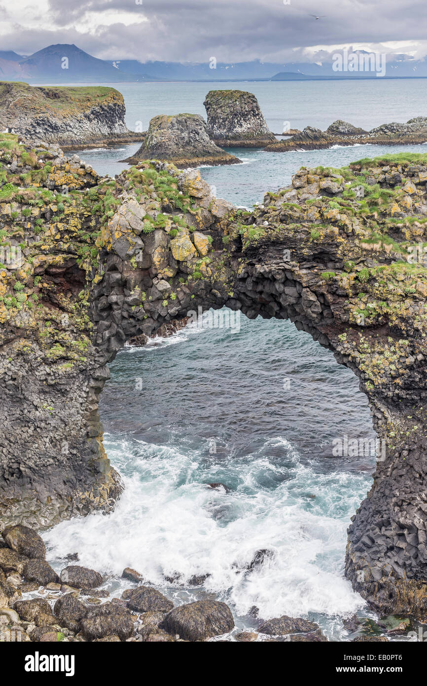 West Islanda, Snaefellsnes Peninsula, scogliere a Gatklettur- la bocca di Gatklettur Foto Stock