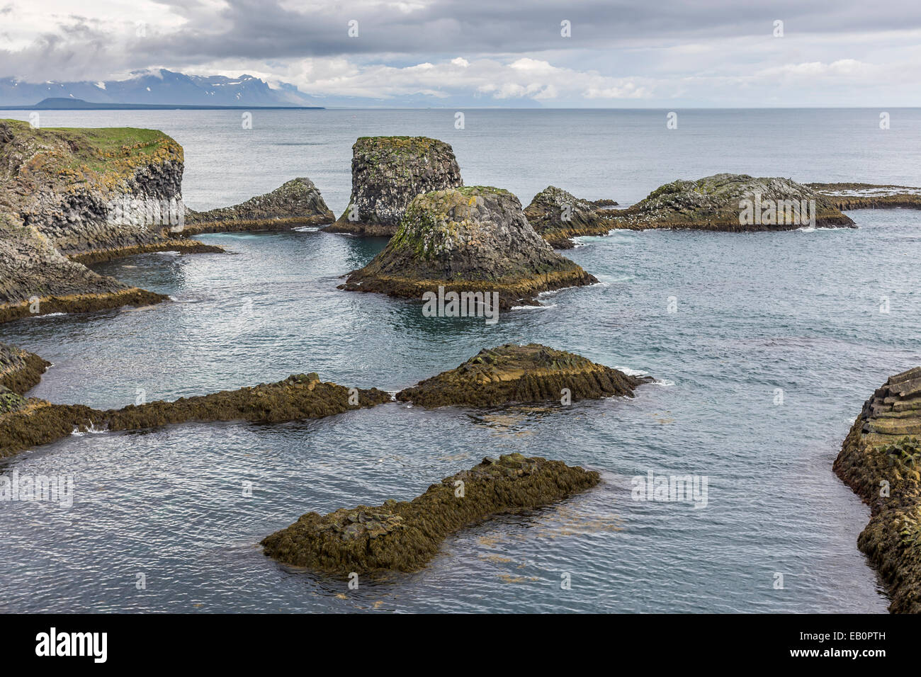 West Cliff Islanda con un foro sul litorale tra Arnarstapi e Hellnar sulla penisola Snaefellsnes Foto Stock