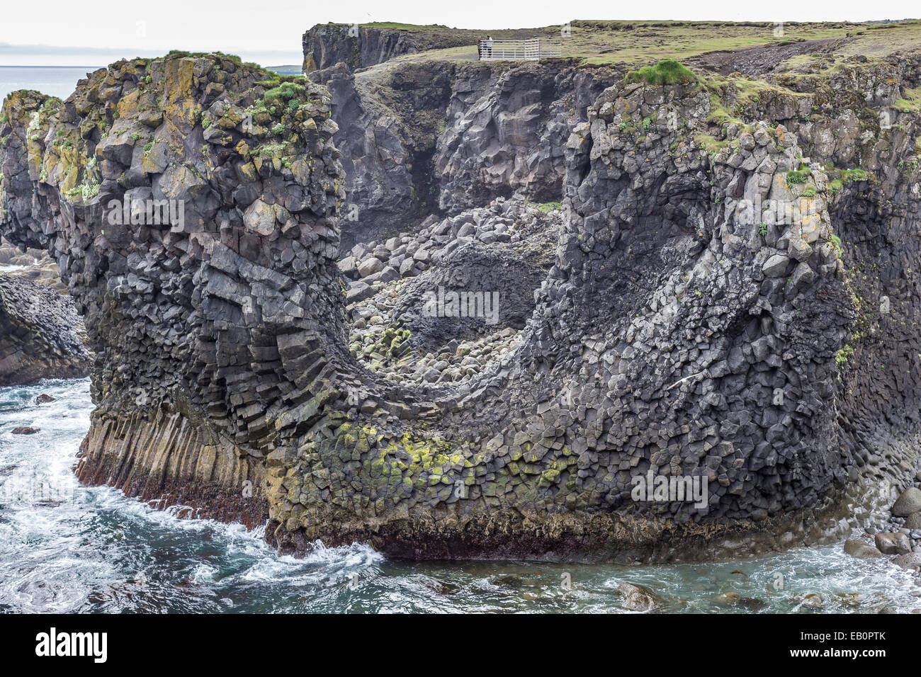 West Cliff Islanda con un foro sul litorale tra Arnarstapi e Hellnar sulla penisola Snaefellsnes Foto Stock