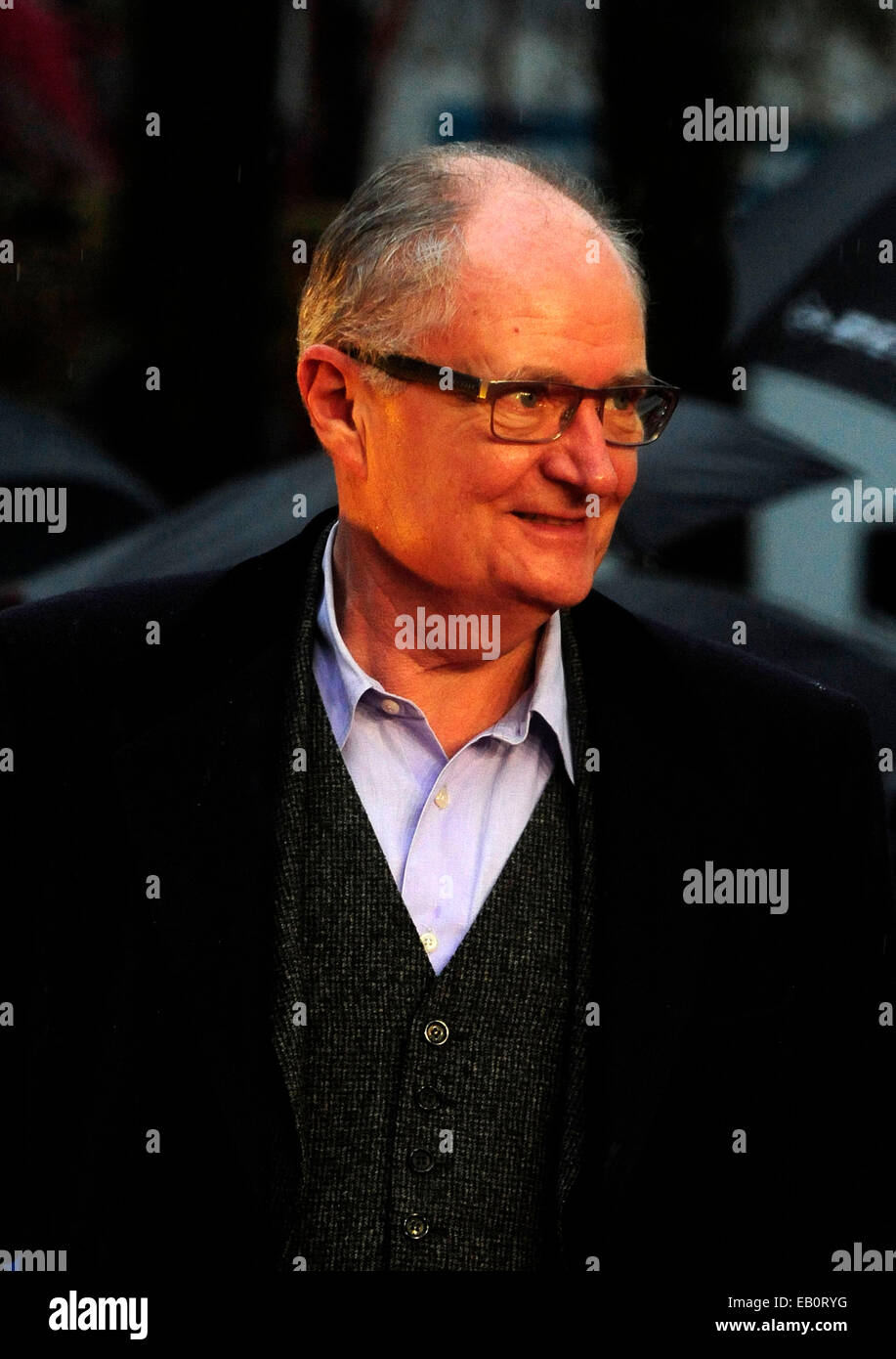 Londra, Regno Unito. Il 23 novembre 2014. Jim Broadbent frequentare la Premiere mondiale di Paddington a l'Odeon Leicester Square Londra 23 novembre 2014. Credito: Peter Phillips/Alamy Live News Foto Stock