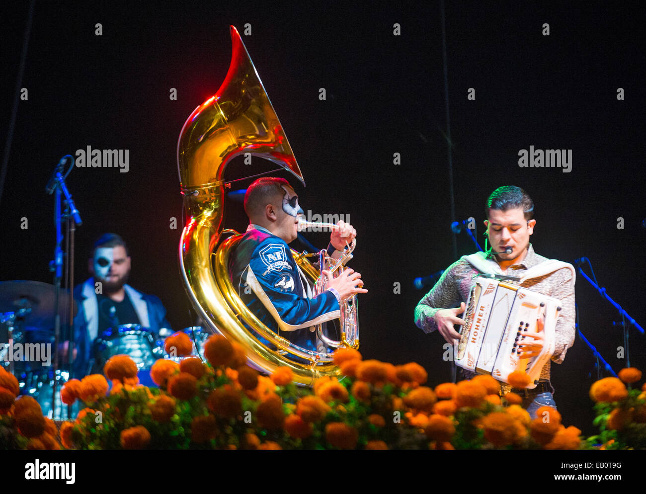 Il cantante Noel Torres esibirsi dal vivo sul palco al Dia de los Muertos celebrazione nella Coachella , California Foto Stock