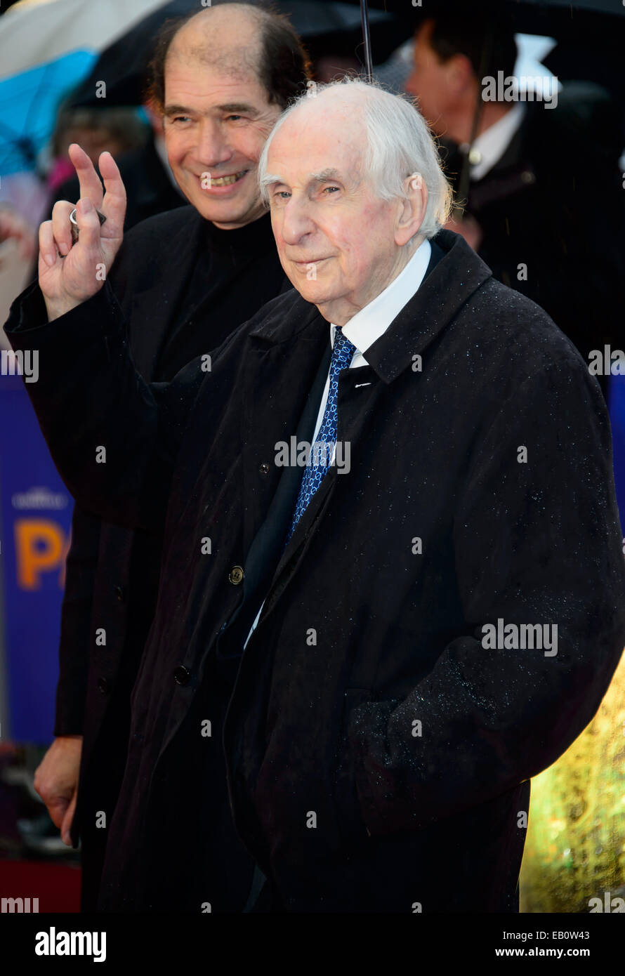 Michael Bond presso il world premiere del film Paddington di Londra. Foto Stock