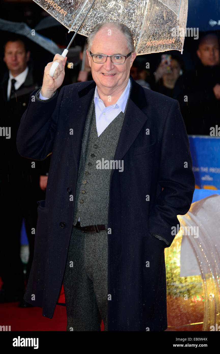 Jim Broadbent presso il world premiere del film Paddington di Londra. Foto Stock