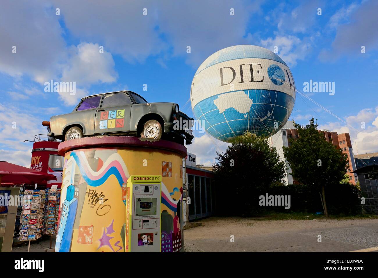 Un Trabant classico, o Trabani, si trova in cima a una colonna espositore al Trabant World di Berlino Foto Stock