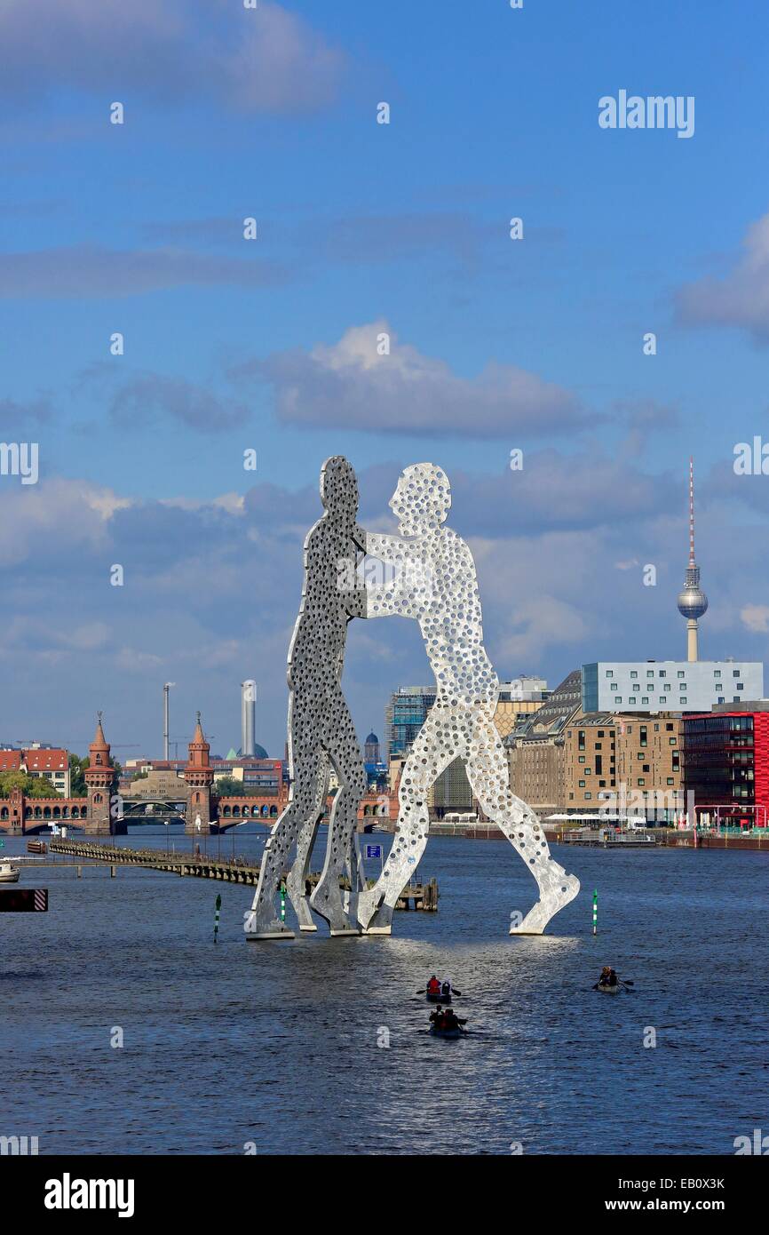 Statua al centro della città precedentemente divisa di Berlino che mostra il 'riunirsi' che rappresenta la riunificazione della città Foto Stock