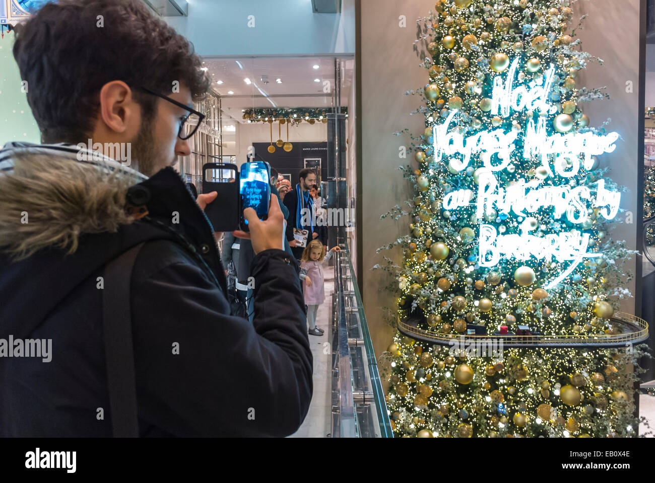 Parigi, Francia, all'interno del dipartimento francese Store, Le Printemps, godendo le luci di Natale, decorazioni, uomo di scattare le foto con Smart Phone, Display led di illuminazione Foto Stock