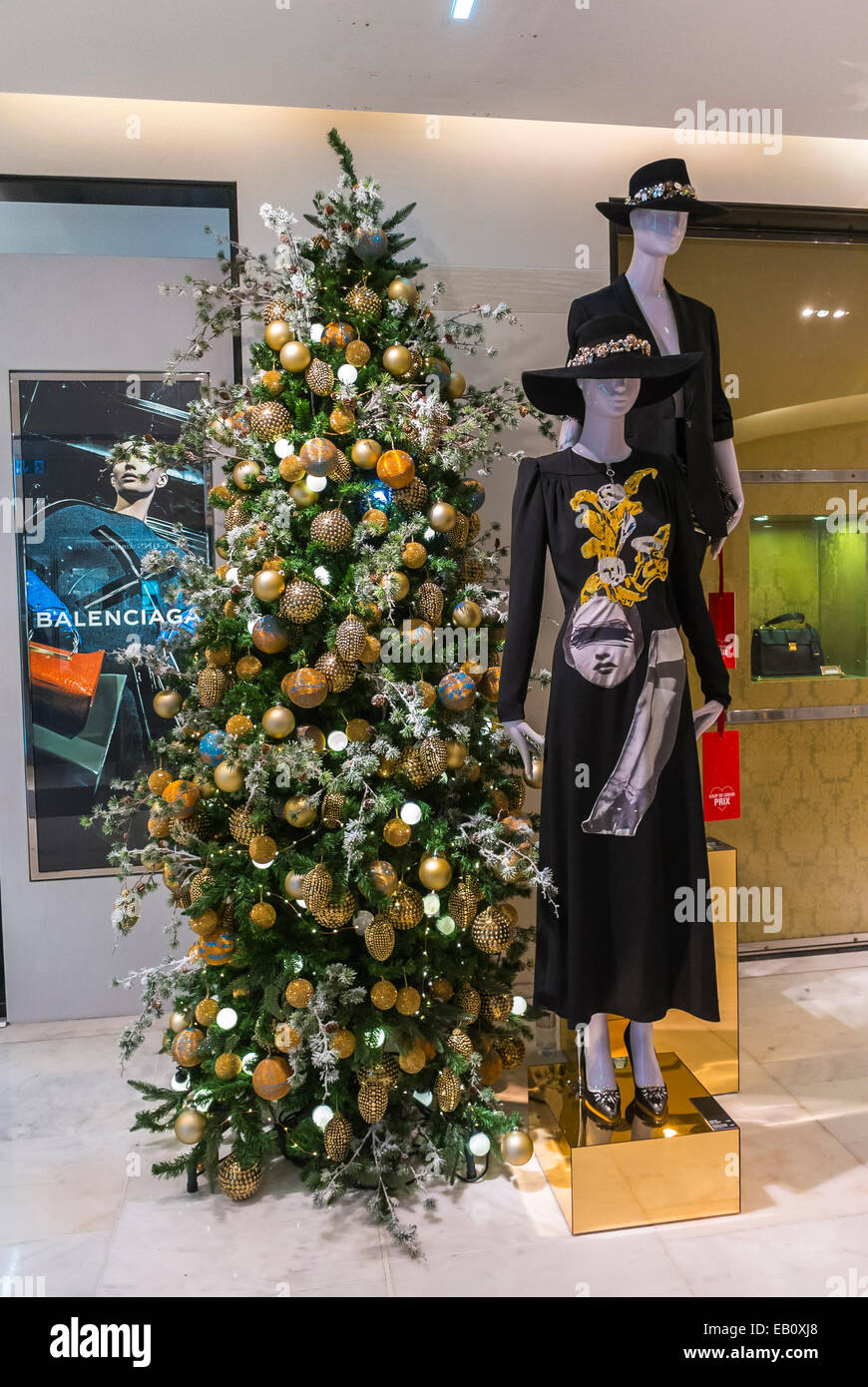 Parigi, Francia, albero di Natale il display al dipartimento francese  Store, Le Printemps, decorazioni di Natale, elegante donna abito moda,  tacco alto scarpe Foto stock - Alamy