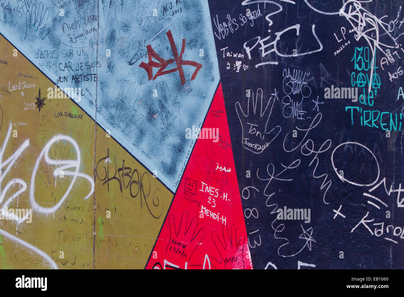 Graffiti tag triangolo di arte di strada del muro di Berlino in aree urbane Foto Stock