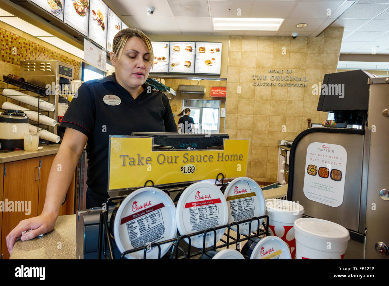 Florida Palm Bay Water, Chick-fil-A, ristorante ristoranti cibo mangiare fuori caffè caffè bistrot, fast food, interno, contatore, adulti woma Foto Stock