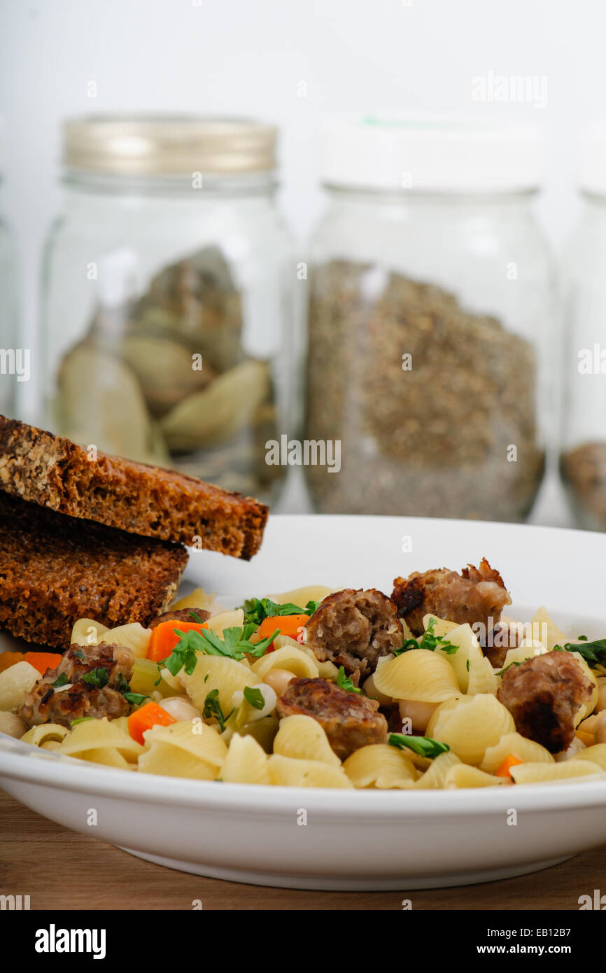 Ricca cena di salsiccia italiana, fagiolo bianco e shell zuppa di pasta fatta in casa con la segale tostato Foto Stock