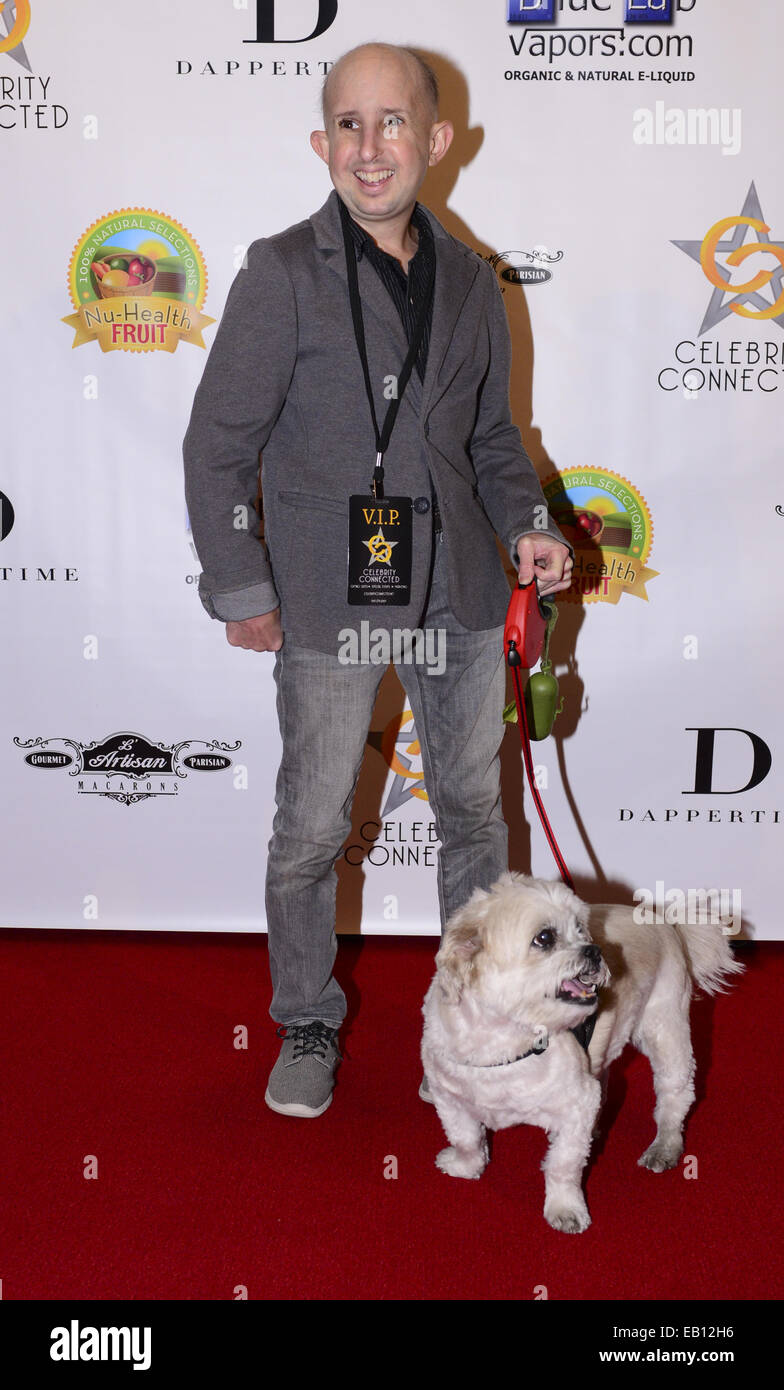 Hollywood, California, USA. 22 Novembre, 2014. American horror attore Ben Woolf con il suo cane "Lisa." --- celebrità, musicisti e modelli lungo con personaggi dello spettacolo cui hanno partecipato la celebrità collegato Gifting Suite a Hollywood's W Hotel di sabato. Caso aziendale in primo piano e imprenditori la possibilità di mostrare e dono i loro prodotti e servizi per le celebrità. © David Bro/ZUMA filo/Alamy Live News Foto Stock