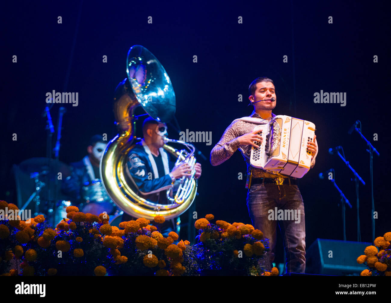 Il cantante Noel Torres esibirsi dal vivo sul palco al Dia de los Muertos celebrazione nella Coachella , California Foto Stock