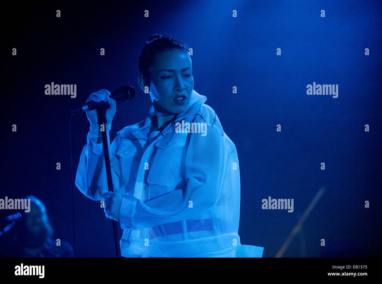 Yukimi Nagano dei Little Dragon esegue sul palco del 02 ABC il 17 novembre 2014 a Glasgow, Regno Unito. © Sam Kovak Foto Stock