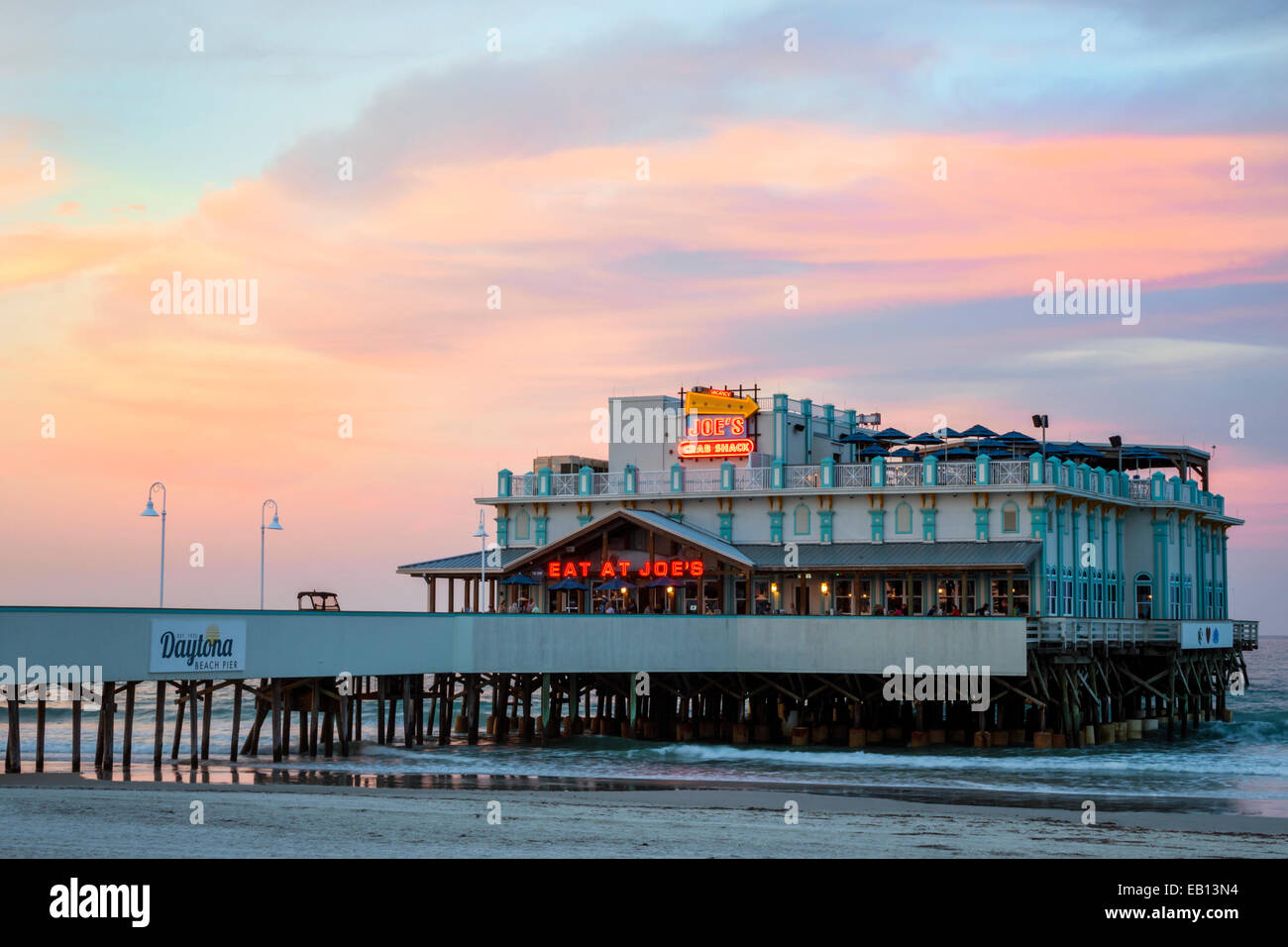 Daytona Beach Florida, molo, cartello al neon, mangiare al Joe's Crab Shack, ristorante ristoranti, ristoranti, ristoranti, ristoranti, ristoranti, ristoranti, caffè, bistrot, oceano Atlantico, sole Foto Stock