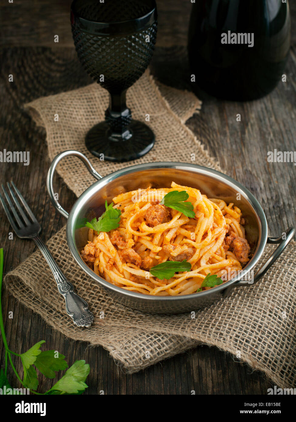 Linguine con carne di salsa di pomodoro. La pasta italiana con ragù di carne. Foto Stock