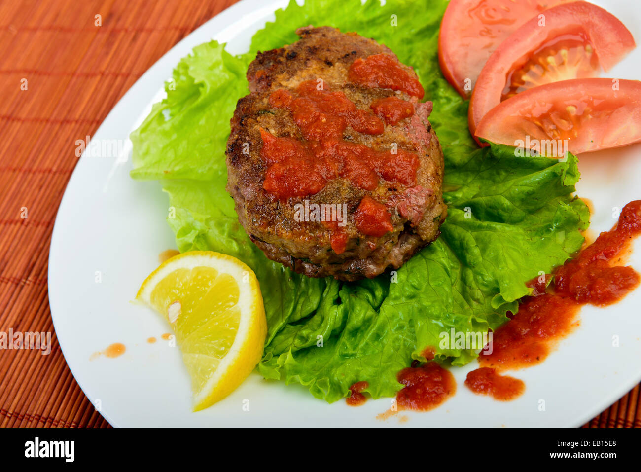 Polpette con verdure sulla piastra Foto Stock