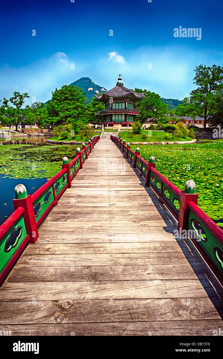 Ponte di legno che conduce al padiglione di fragranza Far-Reaching, il Palazzo Gyeongbokgung, Seul in Corea del Sud Foto Stock Ponte di legno che conduce al padiglione di fragranza Far-Reaching, il Palazzo Gyeongbokgung, Seul in Corea del Sud Foto Stock