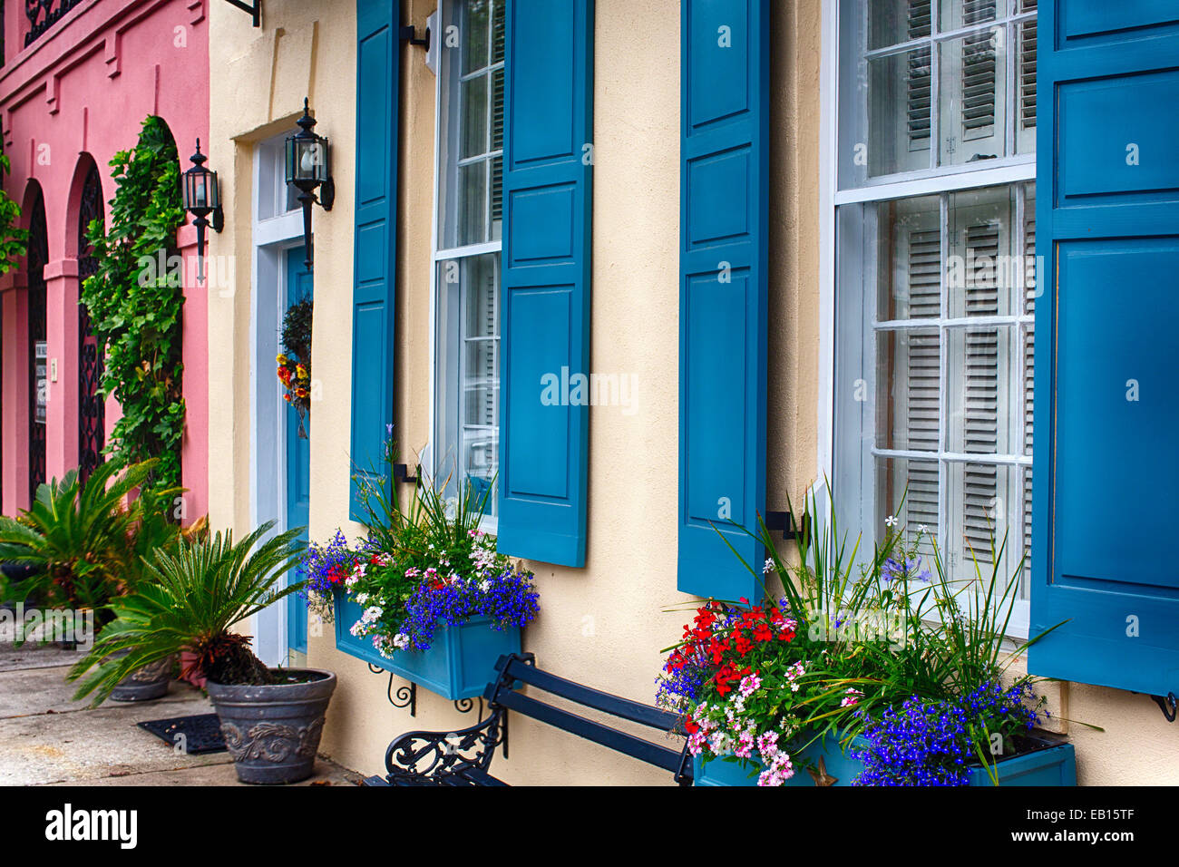 Vista ravvicinata della casa colorati esterni in Rainbow Row, Charleston, Carolina del Sud, STATI UNITI D'AMERICA Foto Stock