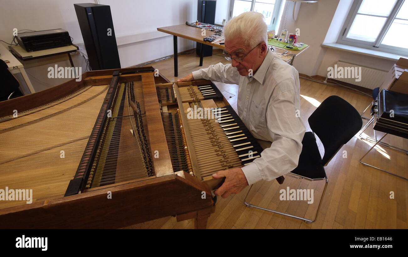 Salisburgo, Austria. 04 Nov, 2014. Il 83-anno-vecchio pianoforte e clavicembalo builder, Josef Meingast, ripristina Wolfgang Amadeus Mozart del fortepiano a Salisburgo (Austria), 04 novembre 2014. Lo strumento che ha acquisito di Mozart a Vienna nel 1782, è ancora oggi utilizzato per concerti e registrazioni. Circa ogni quindici anni i martelli hanno bisogno di nuove coperture in pelle. Foto: MATTHIAS ROEDER/dpa/Alamy Live News Foto Stock