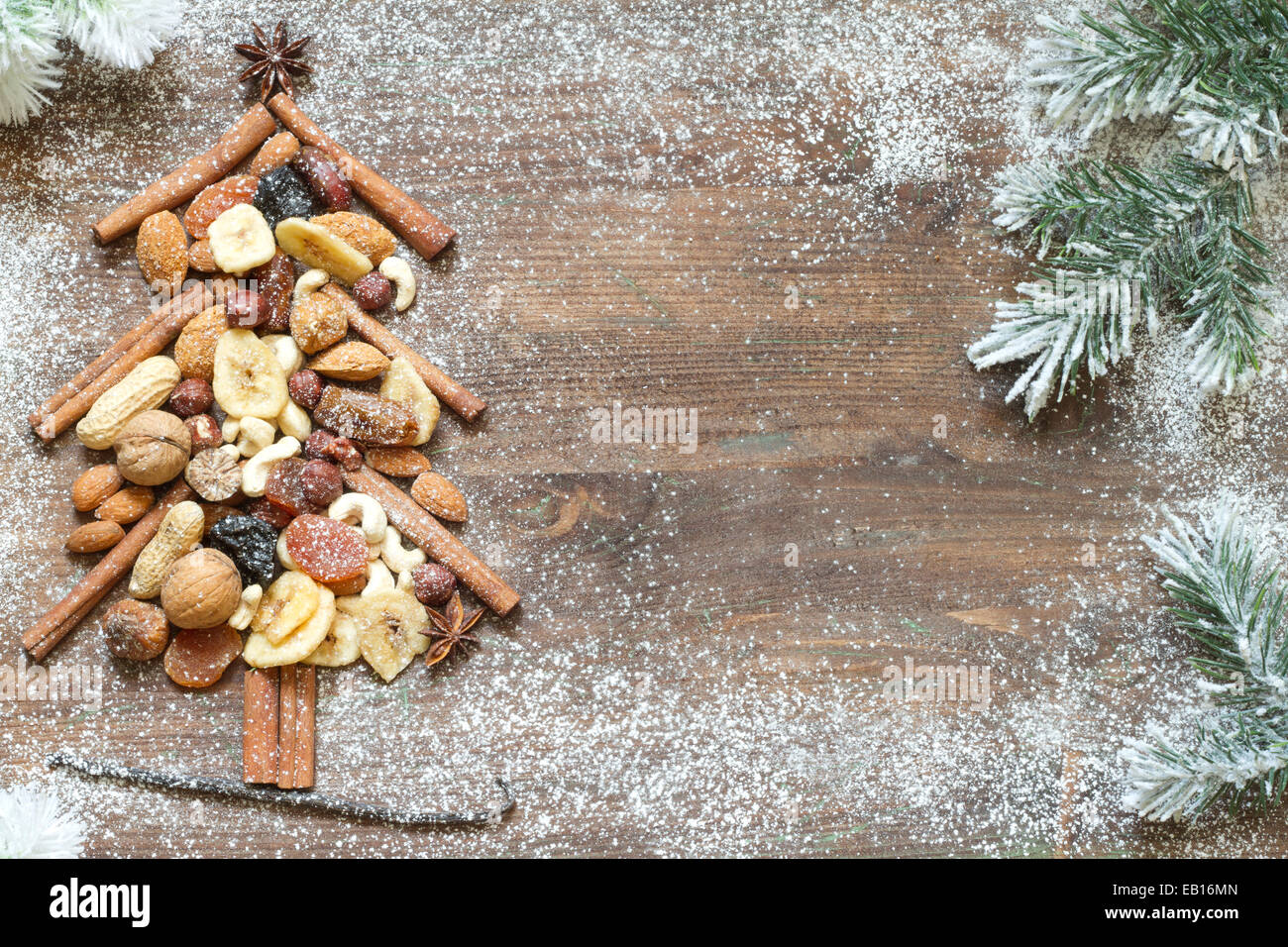 Albero di natale con la frutta secca e i dadi astratto concetto di sfondo Foto Stock