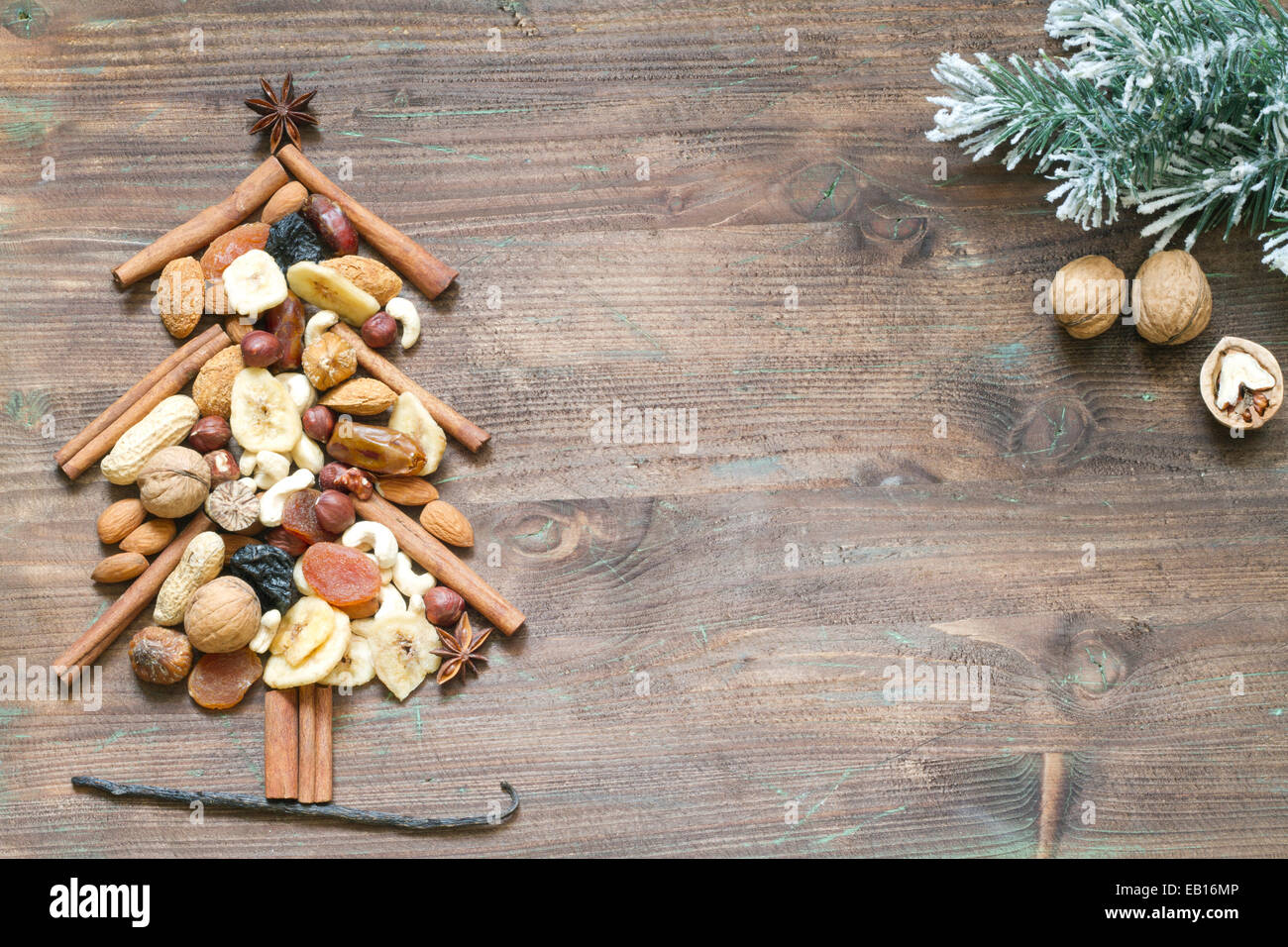 Albero di natale con la frutta secca e i dadi astratto concetto di sfondo Foto Stock