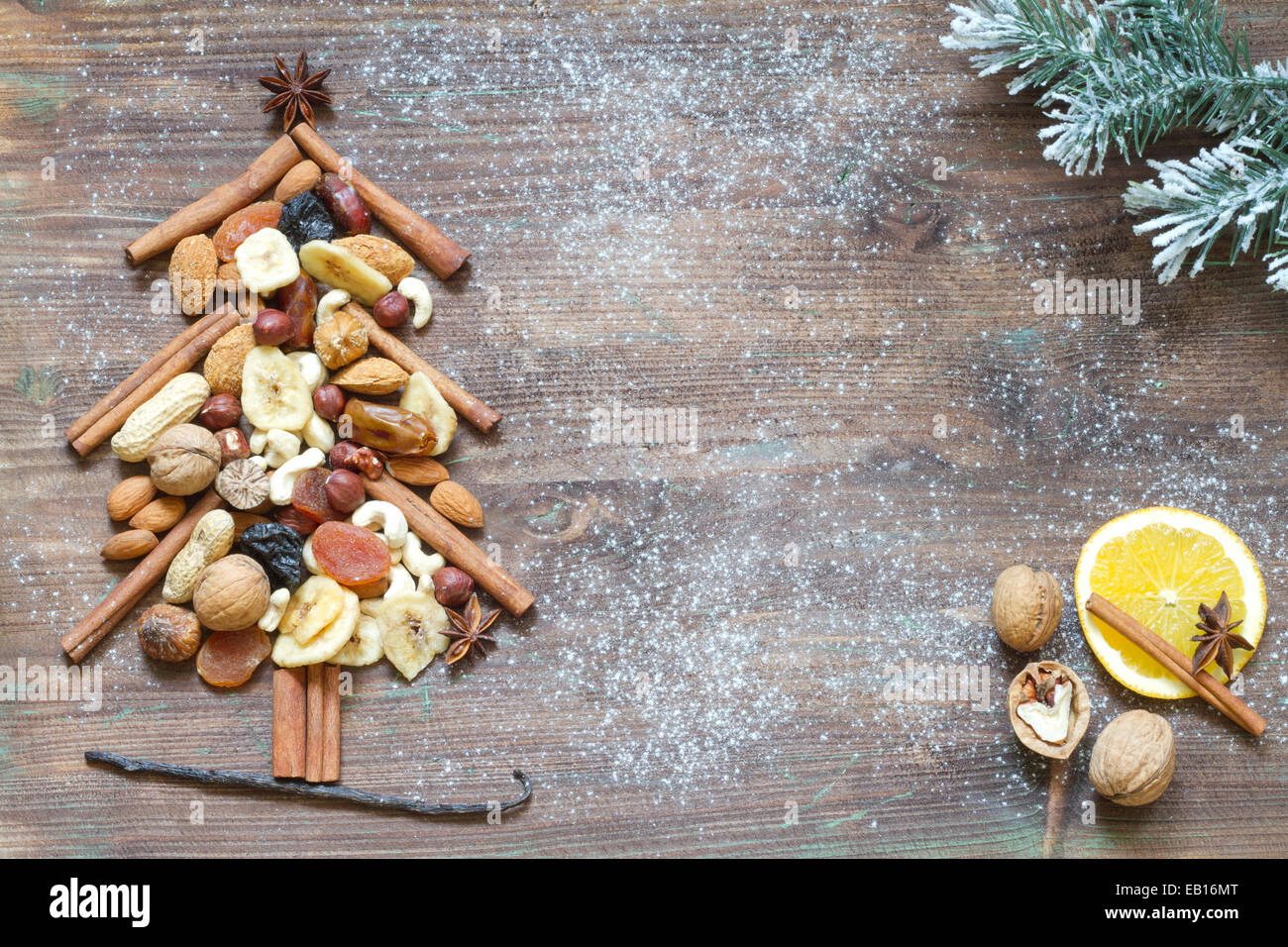 Albero di natale con la frutta secca e i dadi astratto concetto di sfondo Foto Stock