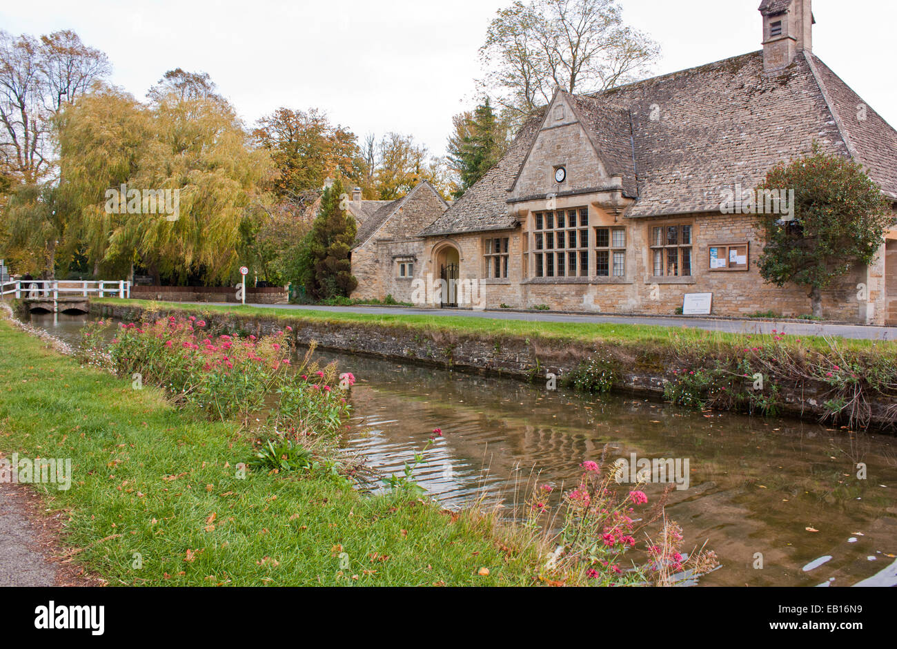 Una fila di Cottages in Lower Slaughter in Cotswolds Foto Stock