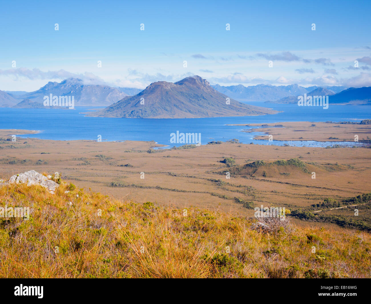 Mt solitario in Lake Pedder, a sud-ovest della Tasmania, Australia. Foto Stock