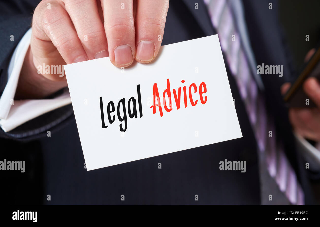 Un imprenditore in possesso di un biglietto da visita con le parole, consulenza legale, scritto su di esso. Foto Stock