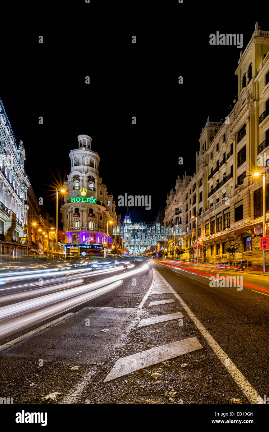 MADRID, Spagna - 20 dicembre: Madrid a Natale. Raggi del semaforo sulla Gran Via, la strada principale dello shopping di Madrid Foto Stock