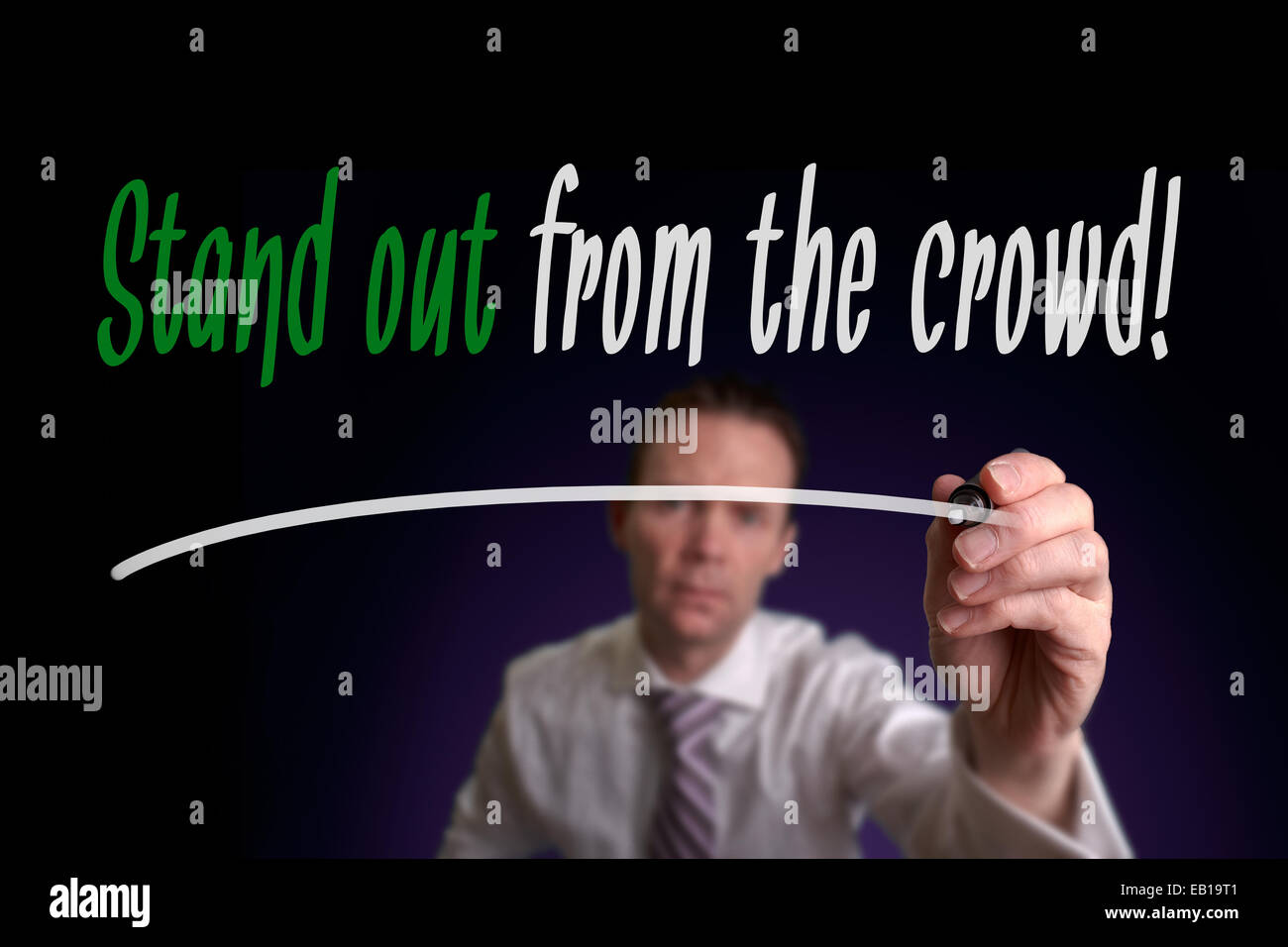 Un imprenditore iscritto Distinguiti dalla massa su uno schermo. Il concetto di business. Foto Stock