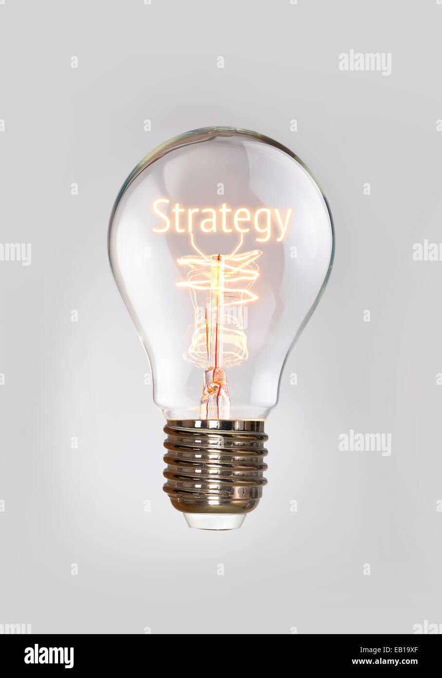 Il concetto di strategia in un filamento lampadina. Foto Stock