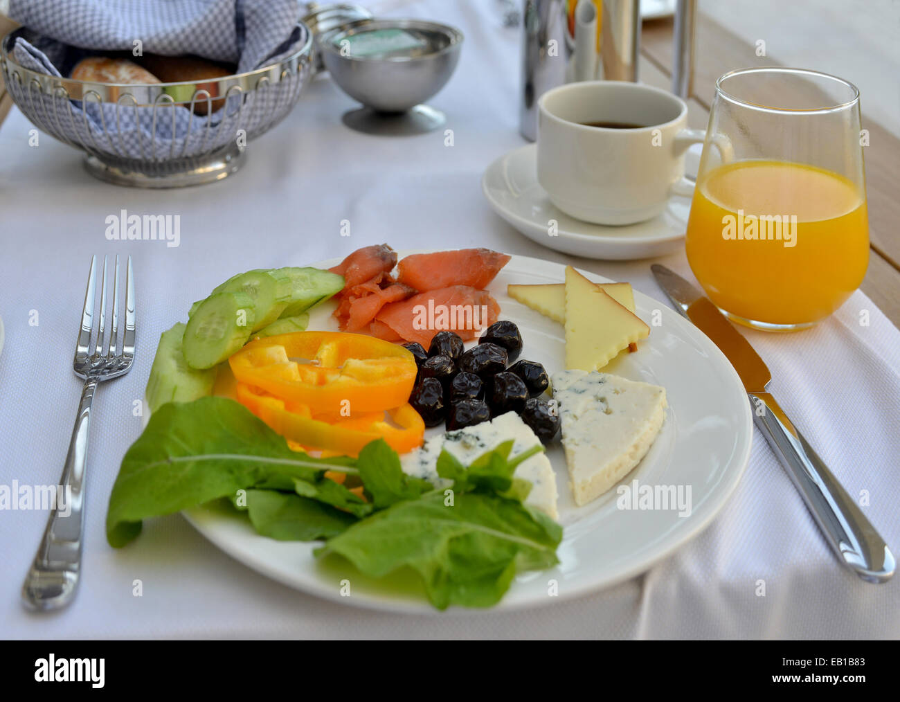 Si tratta di una colazione con verdure fresche, olive, caffè, succo d'arancia, pesce e formaggi. Foto Stock