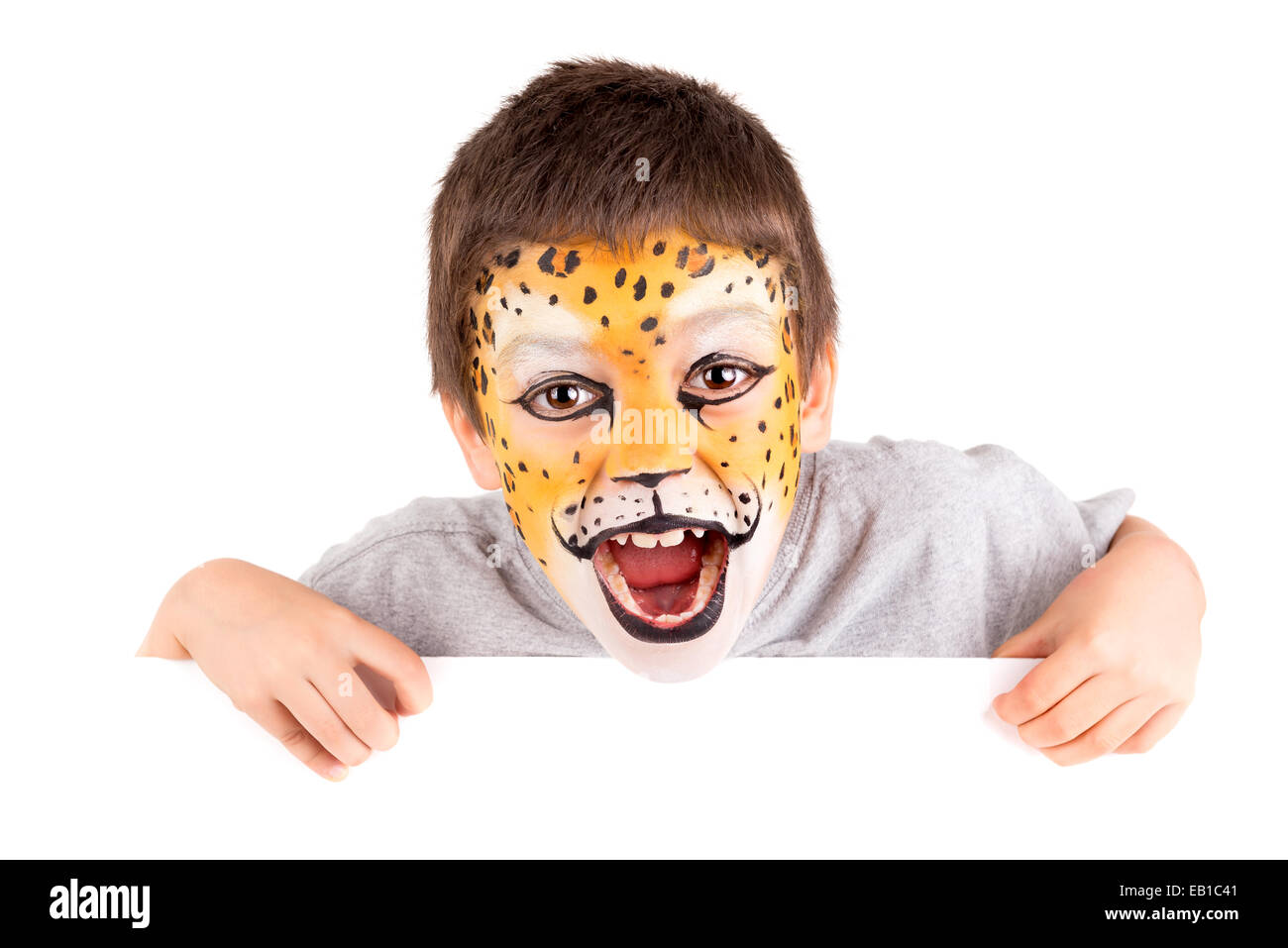 Ragazzo con la faccia dipinta come un isolato di leopard in bianco Foto Stock