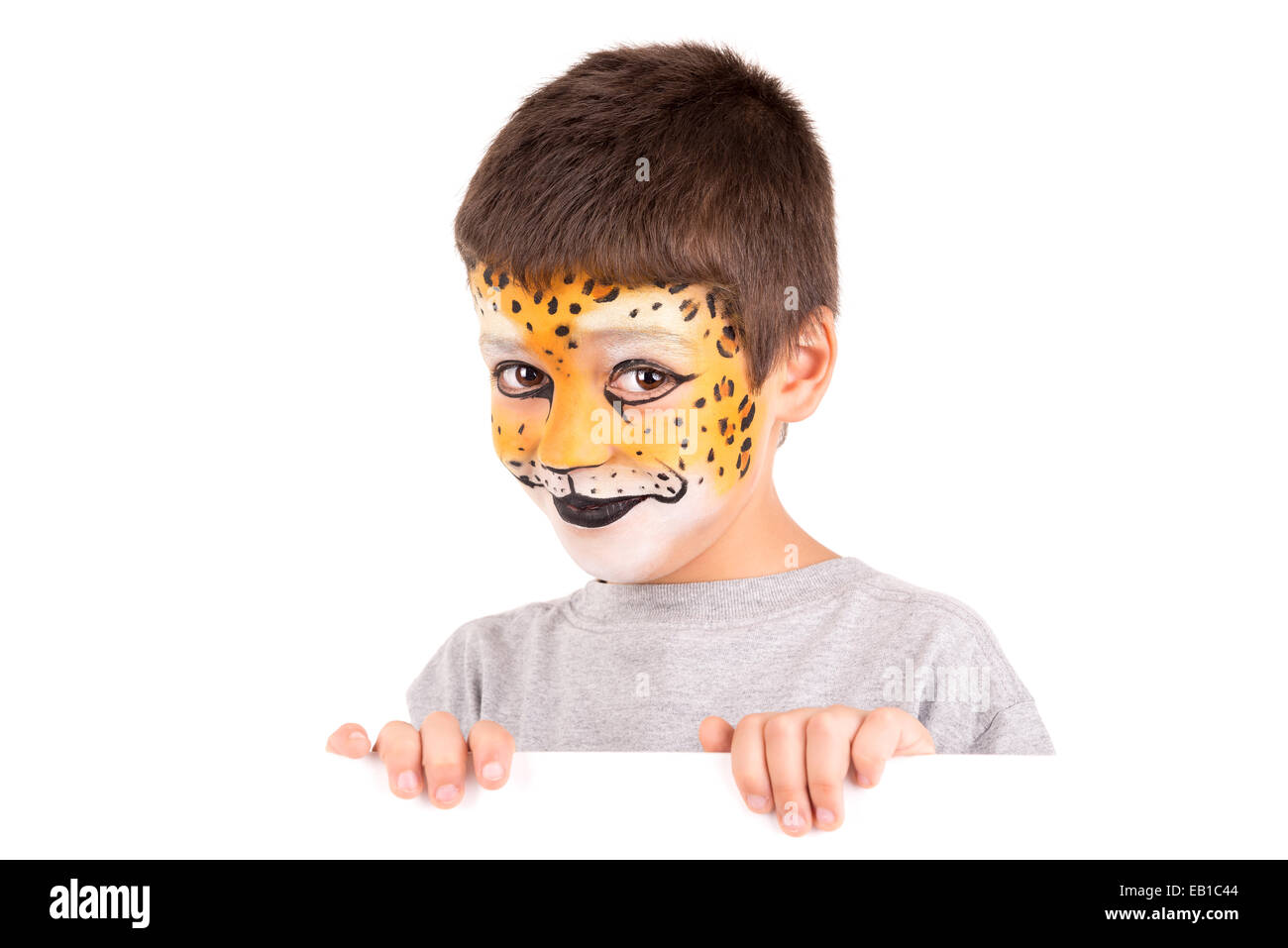 Ragazzo con la faccia dipinta come un isolato di leopard in bianco Foto Stock