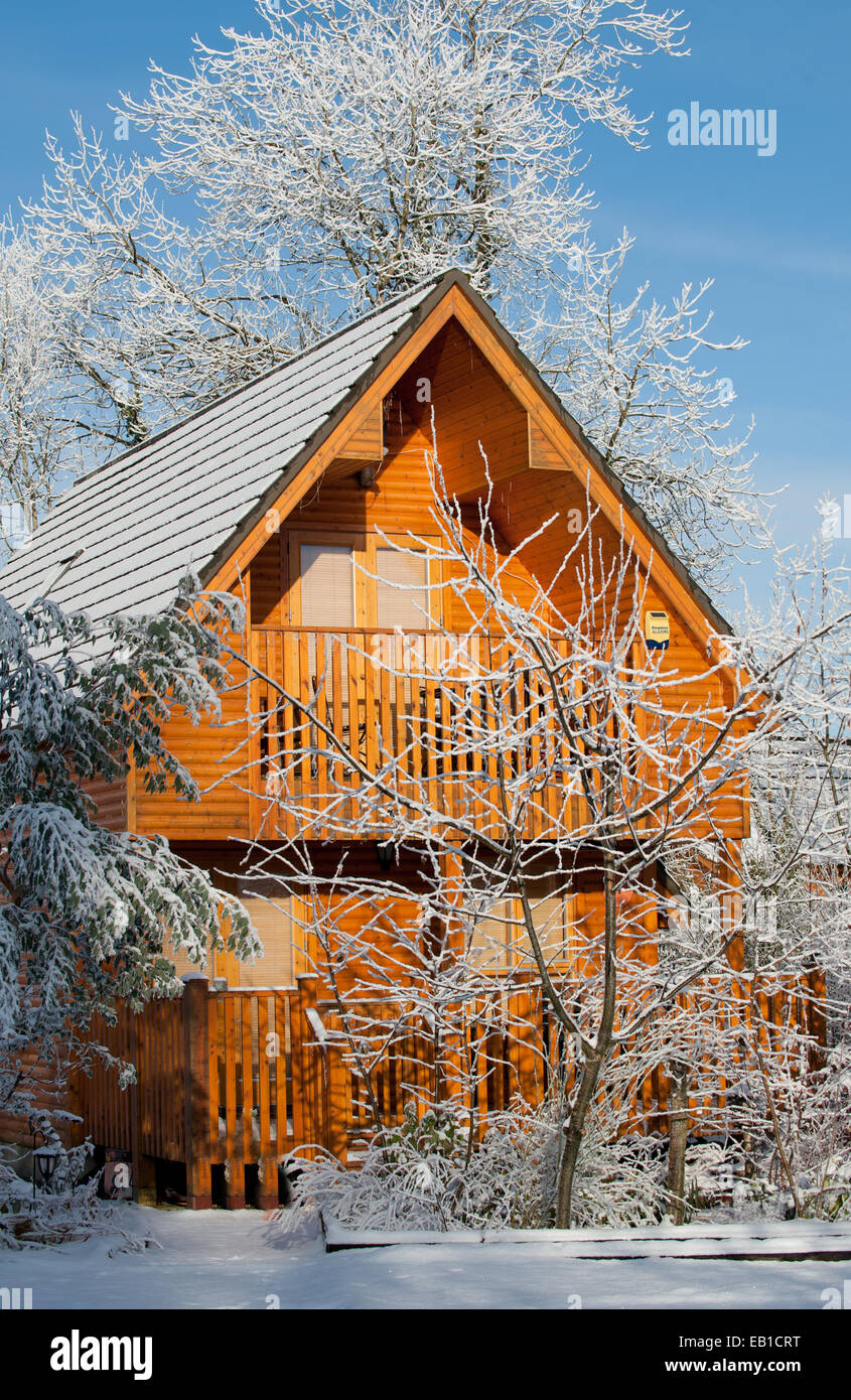 Bella capanna di legno in una giornata invernale Foto Stock