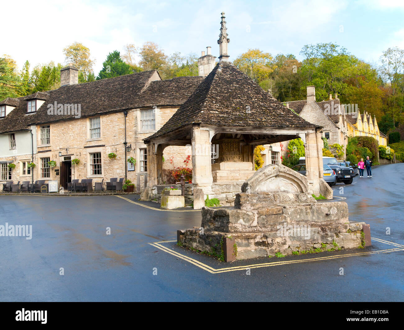 Il XIV secolo in pietra croce di mercato a Castle Combe, Wiltshire, Inghilterra, Regno Unito ha affermato di essere l'Inghilterra del villaggio più belli Foto Stock