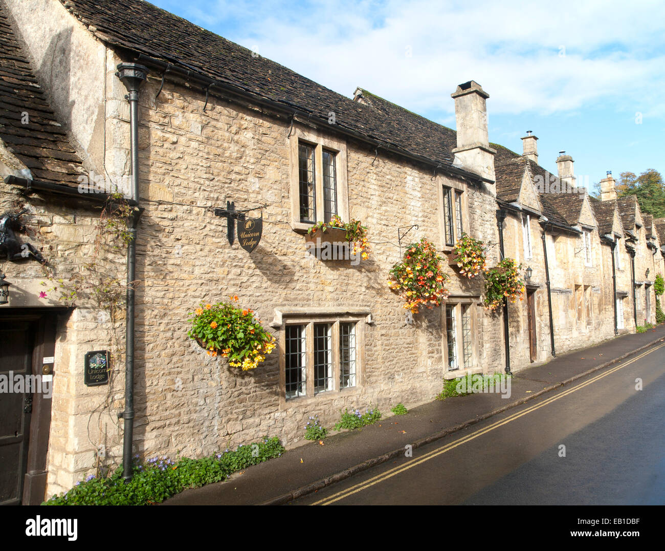 Una fila di attraenti cottage in pietra a Castle Combe, Wiltshire, Inghilterra, Regno Unito ha affermato di essere l'Inghilterra del villaggio più belli Foto Stock
