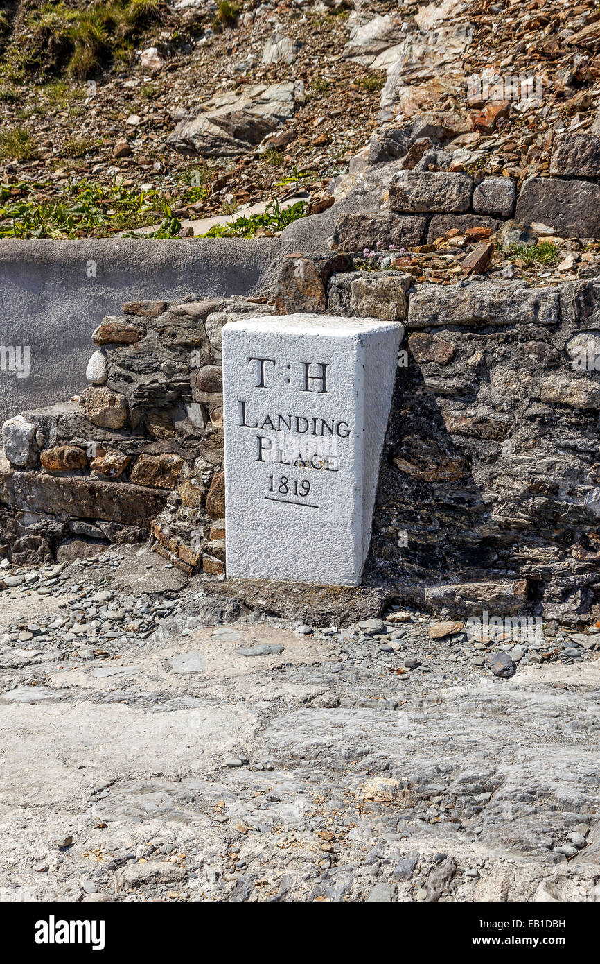 La pietra segna il punto originale del Trinity House di atterraggio su Lundy Island Foto Stock