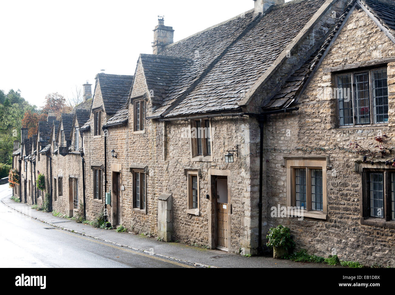 Una fila di attraenti cottage in pietra a Castle Combe, Wiltshire, Inghilterra, Regno Unito ha affermato di essere l'Inghilterra del villaggio più belli Foto Stock