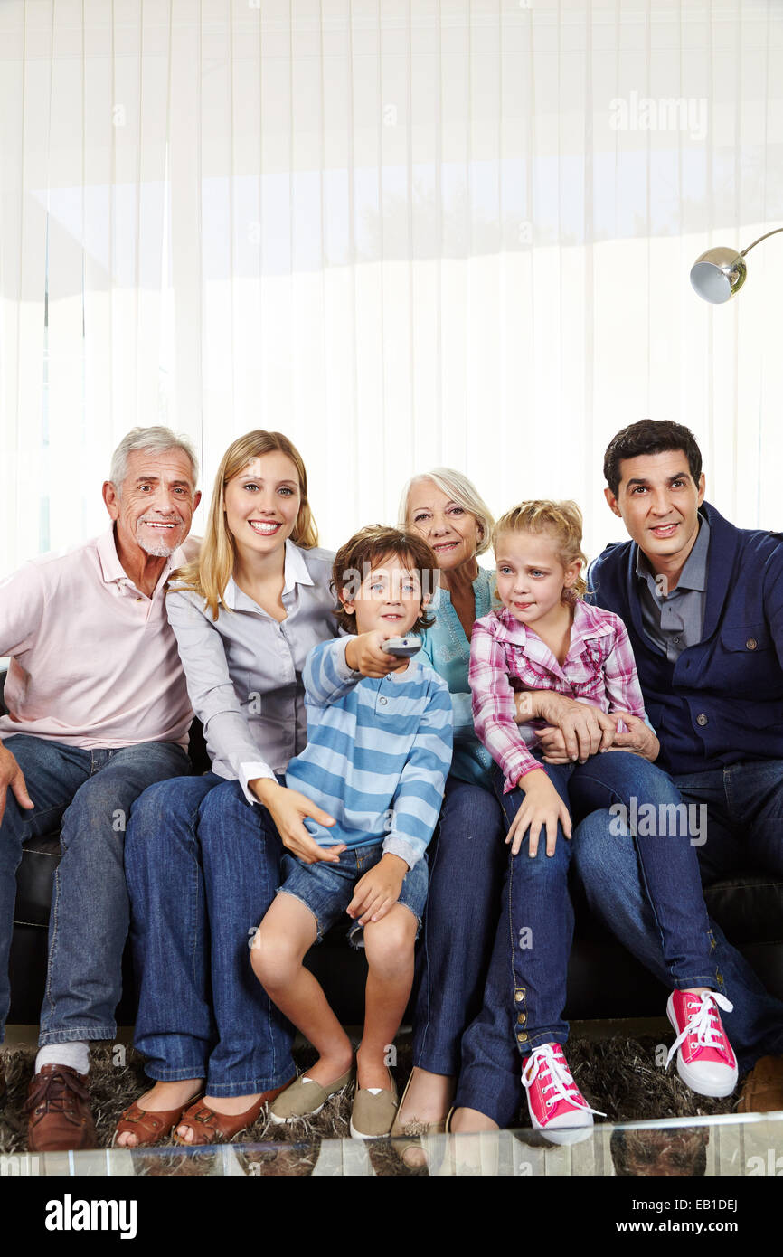 Famiglia con bambini guardare la Smart TV con telecomando in salotto Foto Stock