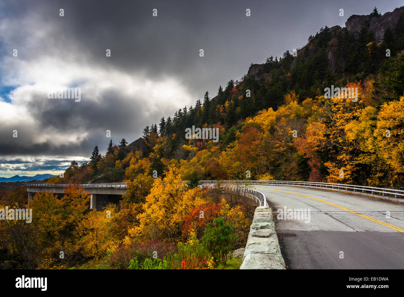 Colore di autunno e Linn Cove viadotto sul Blue Ridge Parkway, North Carolina. Foto Stock