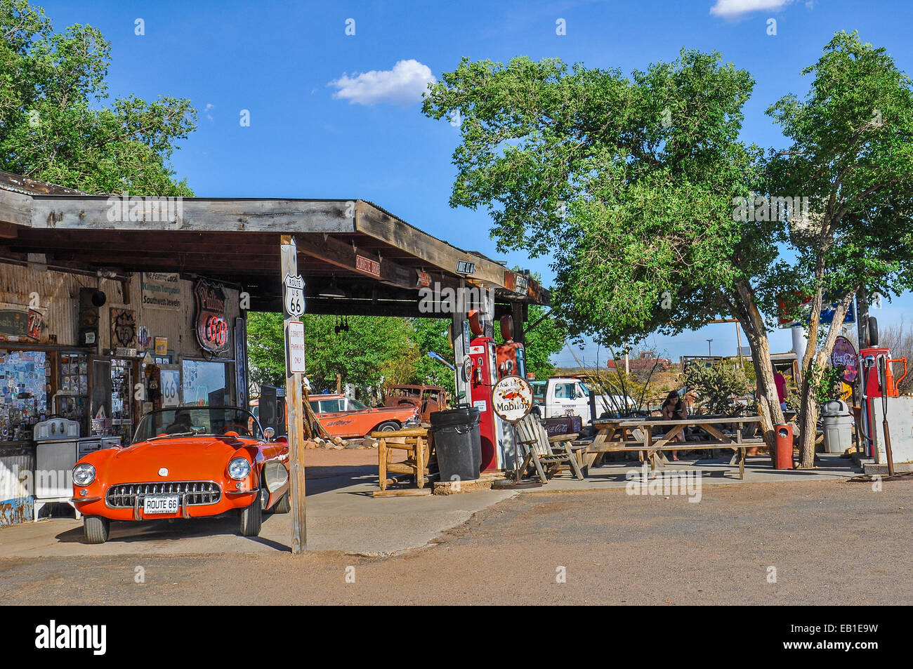 Un classico corvette fuori le antiche Hackberry General Store Foto Stock