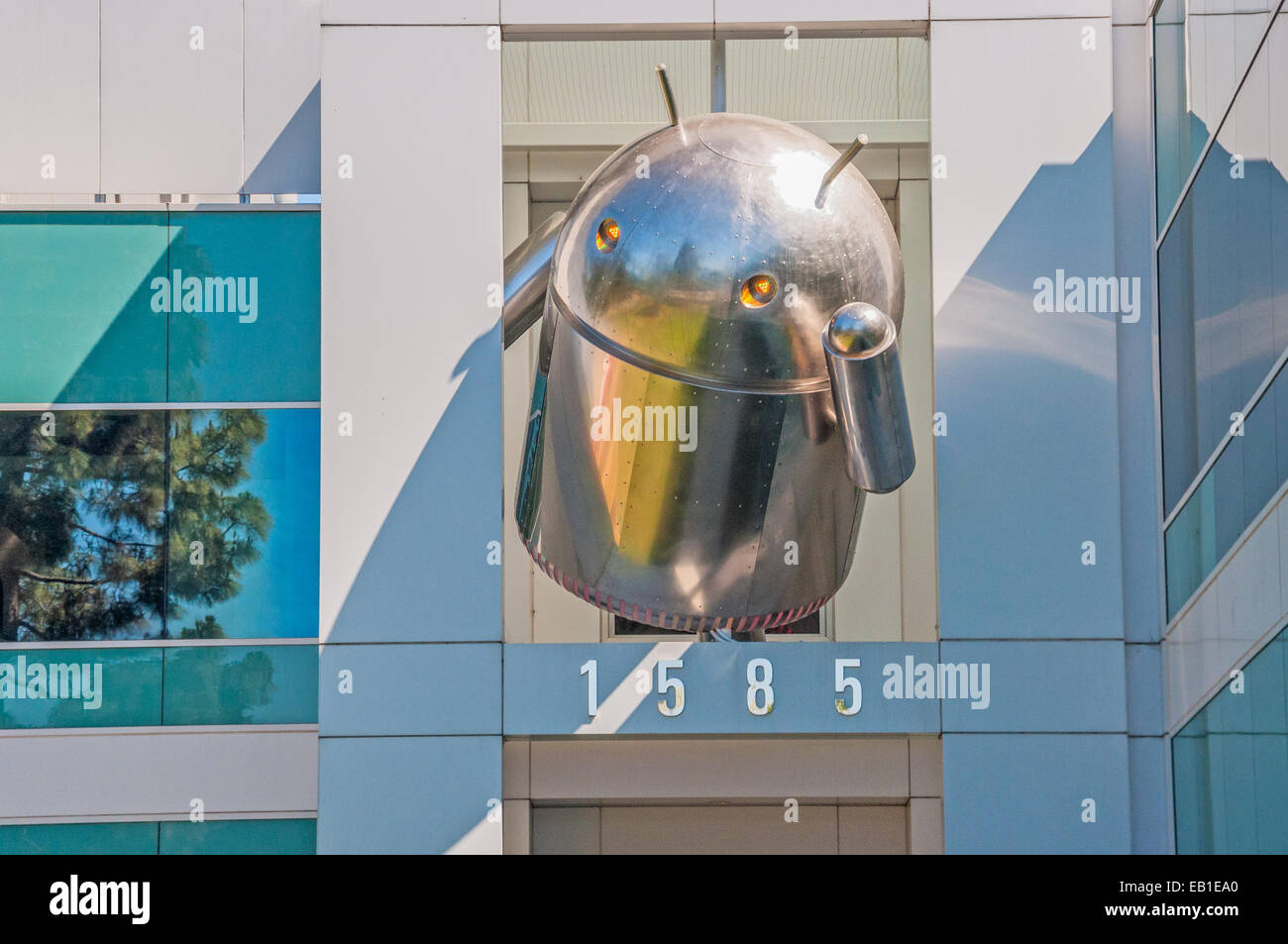 Di grandi dimensioni icona Android in cima a Google la sede aziendale centrale Foto Stock
