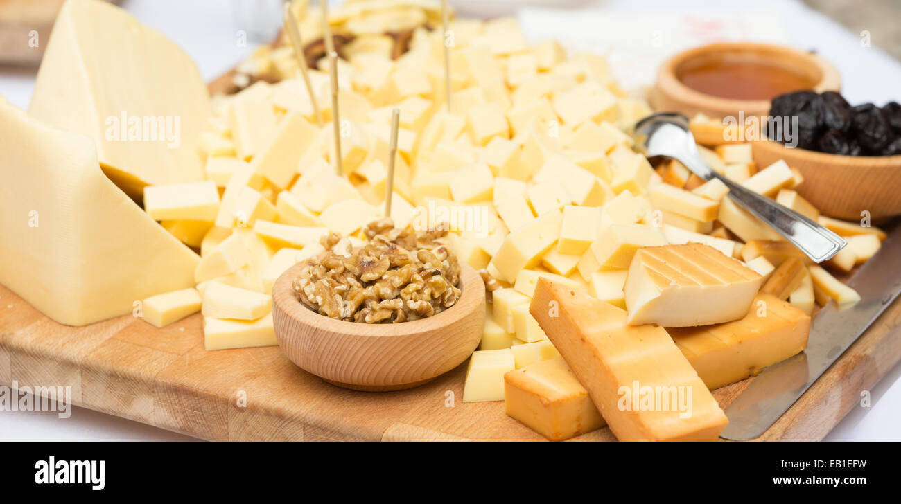 Il piatto di formaggi con frutta secca e miele Foto Stock