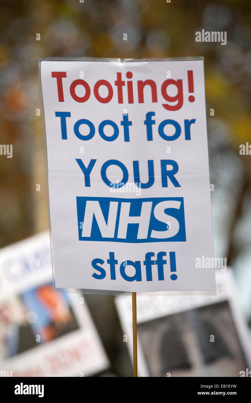 Londra, Regno Unito. 24 Novembre, 2014. NHS personale in sciopero in tutto il Regno Unito, St George's Hospital, Tooting, Londra Sud, Regno Unito immagine mostra personale di NHS in sciopero oggi al di fuori di St George's Hospital di Tooting, a sud di Londra, UK Credit: Jeff Gilbert/Alamy Live News Foto Stock