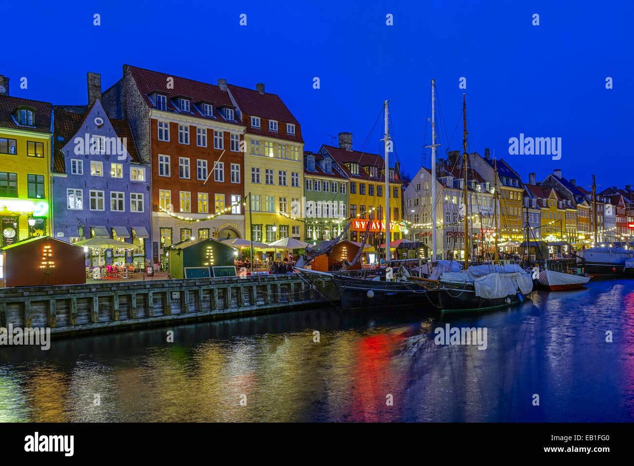 Weihnachtsmarkt am Nyhavn bei Nacht, Kopenhagen, Dänemark, Europa Foto Stock