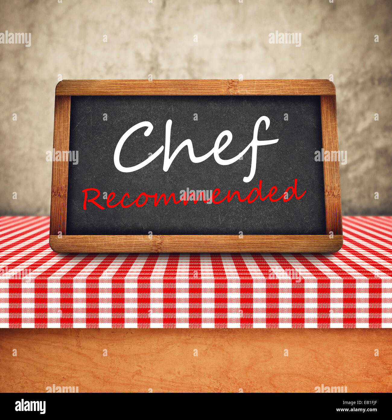 Lo Chef consiglia il titolo in bianco gesso sulla lavagna ristorante. Alimentazione e Nutrizione dello sfondo. Foto Stock