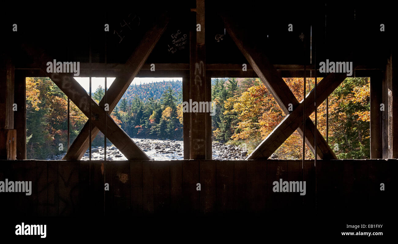 Ponte coperto dalla Kancamagus Highway in New Hampshire, New England. Foto Stock